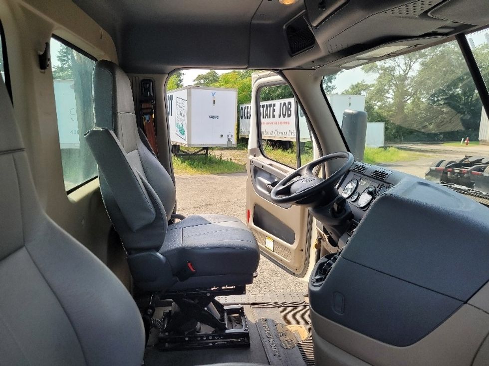 Day Cab Tractor-Heavy Duty Tractors-Freightliner-2019-Cascadia 12564ST-Fitchburg-MA-517,685\n\t\tmiles-$ 38,000 - Image 14