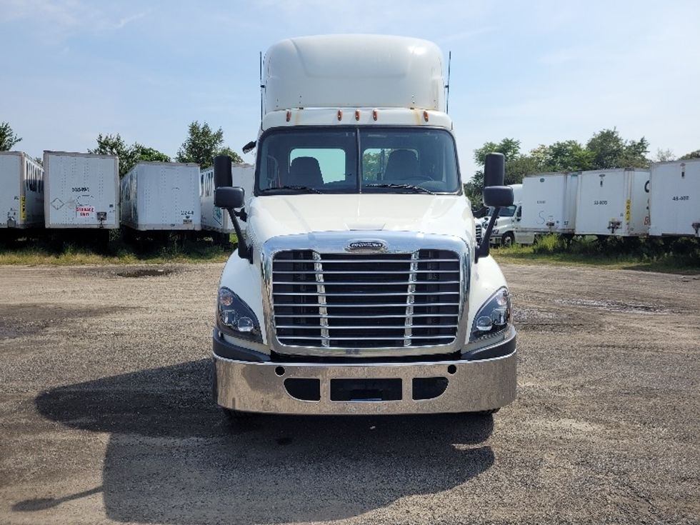 Day Cab Tractor-Heavy Duty Tractors-Freightliner-2019-Cascadia 12564ST-Fitchburg-MA-517,685\n\t\tmiles-$ 38,000 - Image 2