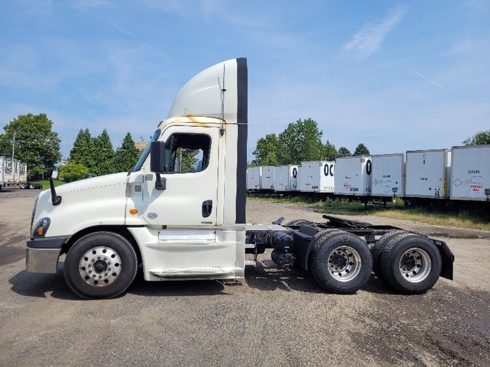 Day Cab Tractor-Heavy Duty Tractors-Freightliner-2019-Cascadia 12564ST-Fitchburg-MA-517,685\n\t\tmiles-$ 38,000 - Image 4