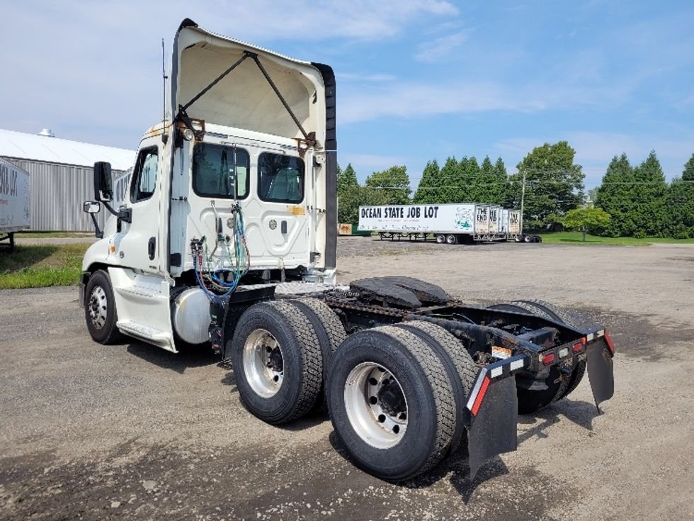 Day Cab Tractor-Heavy Duty Tractors-Freightliner-2019-Cascadia 12564ST-Fitchburg-MA-517,685\n\t\tmiles-$ 38,000 - Image 5