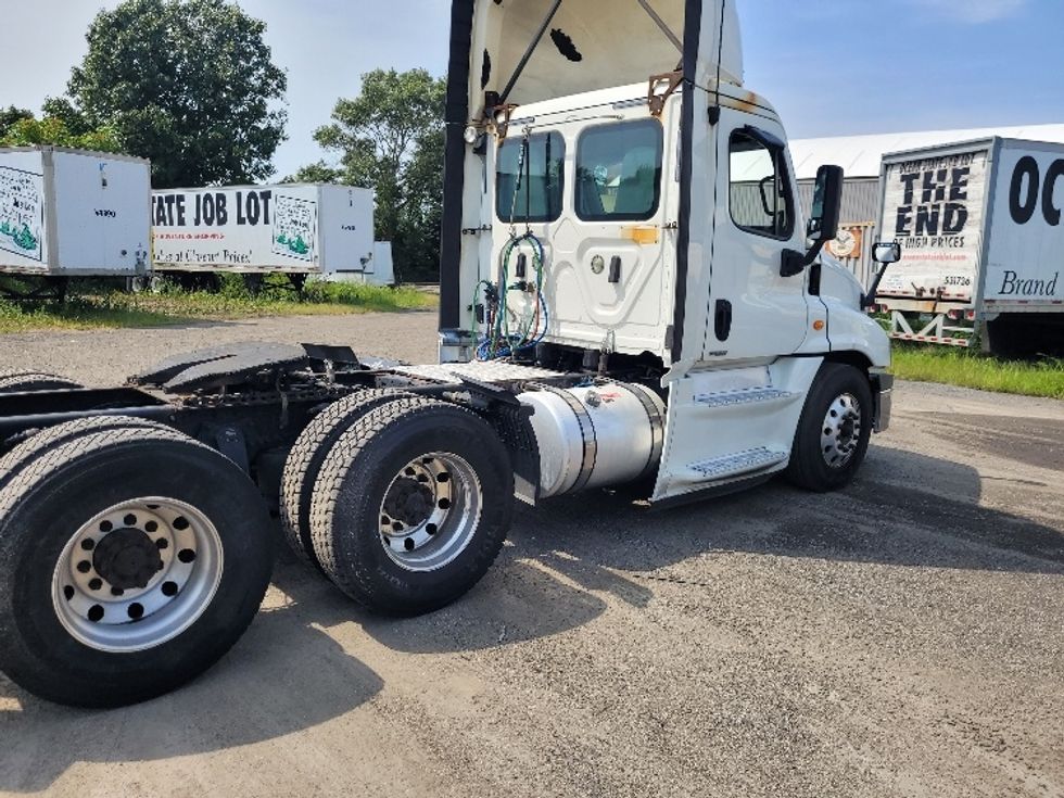 Day Cab Tractor-Heavy Duty Tractors-Freightliner-2019-Cascadia 12564ST-Fitchburg-MA-517,685\n\t\tmiles-$ 38,000 - Image 7