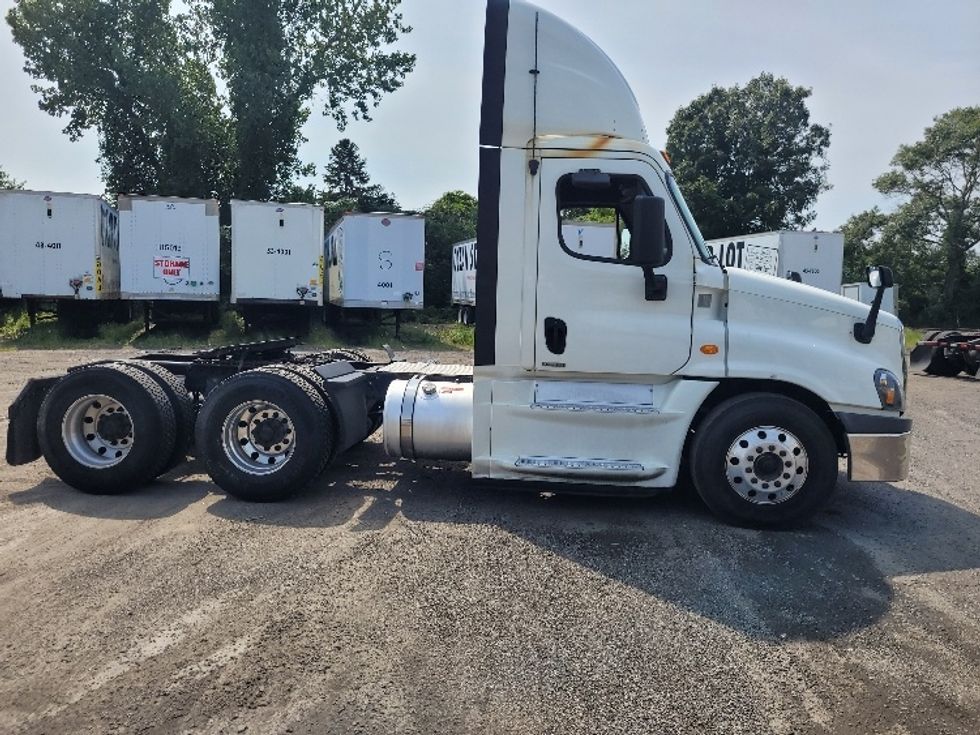 Day Cab Tractor-Heavy Duty Tractors-Freightliner-2019-Cascadia 12564ST-Fitchburg-MA-517,685\n\t\tmiles-$ 38,000 - Image 8