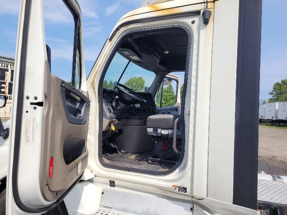 Day Cab Tractor-Heavy Duty Tractors-Freightliner-2019-Cascadia 12564ST-Fitchburg-MA-517,685\n\t\tmiles-$ 38,000 - Image 9
