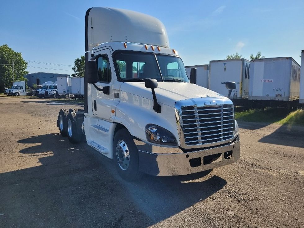 Day Cab Tractor-Heavy Duty Tractors-Freightliner-2019-Cascadia 12564ST-Fitchburg-MA-580,776\n\t\tmiles-$ 33,250 - Image 1