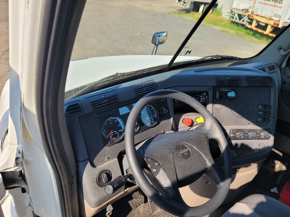 Day Cab Tractor-Heavy Duty Tractors-Freightliner-2019-Cascadia 12564ST-Fitchburg-MA-580,776\n\t\tmiles-$ 33,250 - Image 10