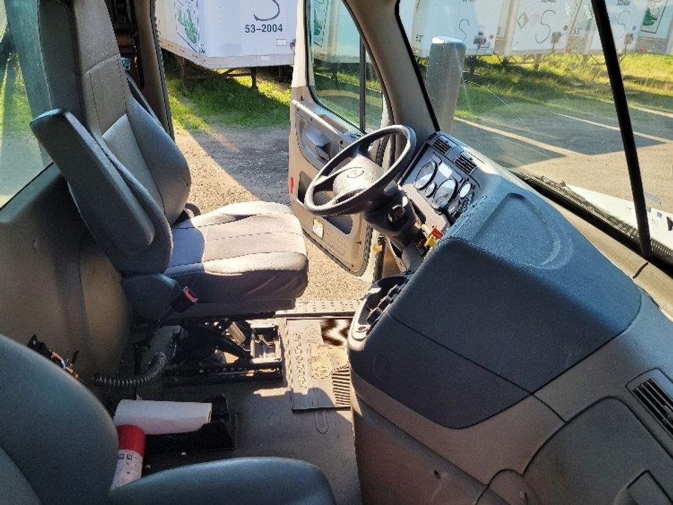 Day Cab Tractor-Heavy Duty Tractors-Freightliner-2019-Cascadia 12564ST-Fitchburg-MA-580,776\n\t\tmiles-$ 33,250 - Image 14