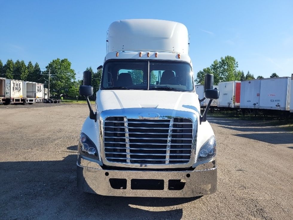 Day Cab Tractor-Heavy Duty Tractors-Freightliner-2019-Cascadia 12564ST-Fitchburg-MA-580,776\n\t\tmiles-$ 33,250 - Image 2