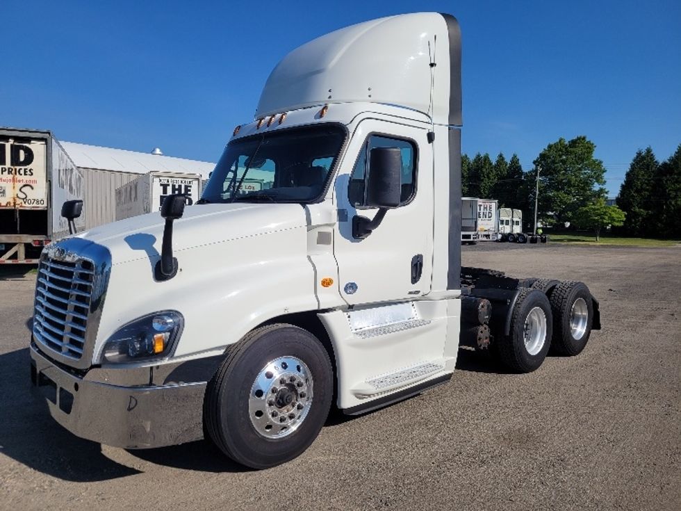 Day Cab Tractor-Heavy Duty Tractors-Freightliner-2019-Cascadia 12564ST-Fitchburg-MA-580,776\n\t\tmiles-$ 33,250 - Image 3