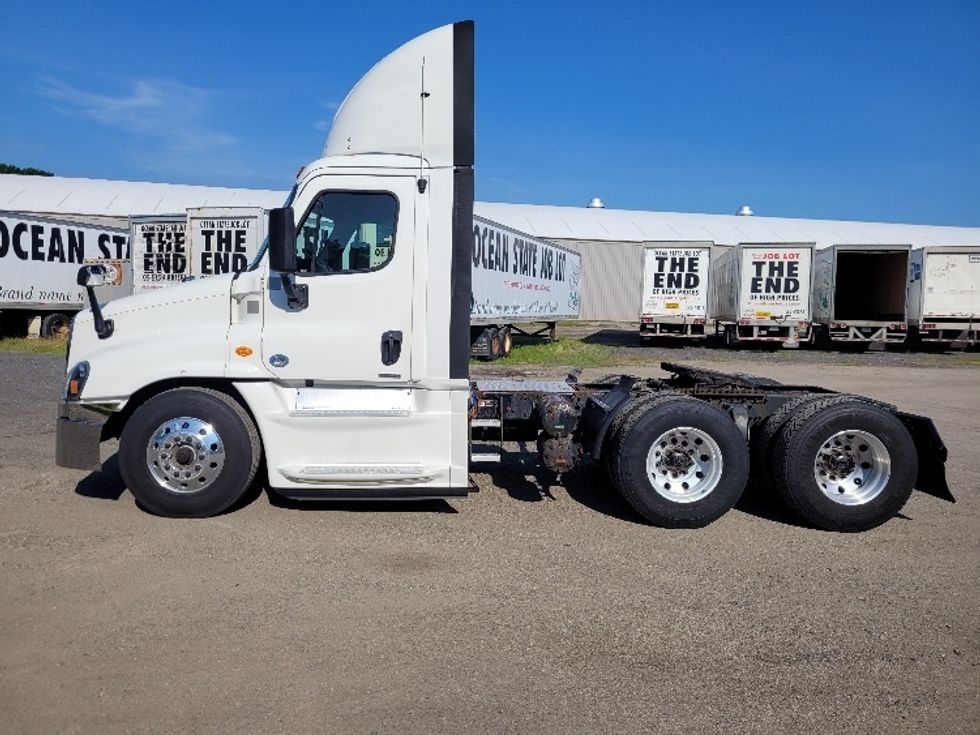 Day Cab Tractor-Heavy Duty Tractors-Freightliner-2019-Cascadia 12564ST-Fitchburg-MA-580,776\n\t\tmiles-$ 33,250 - Image 4