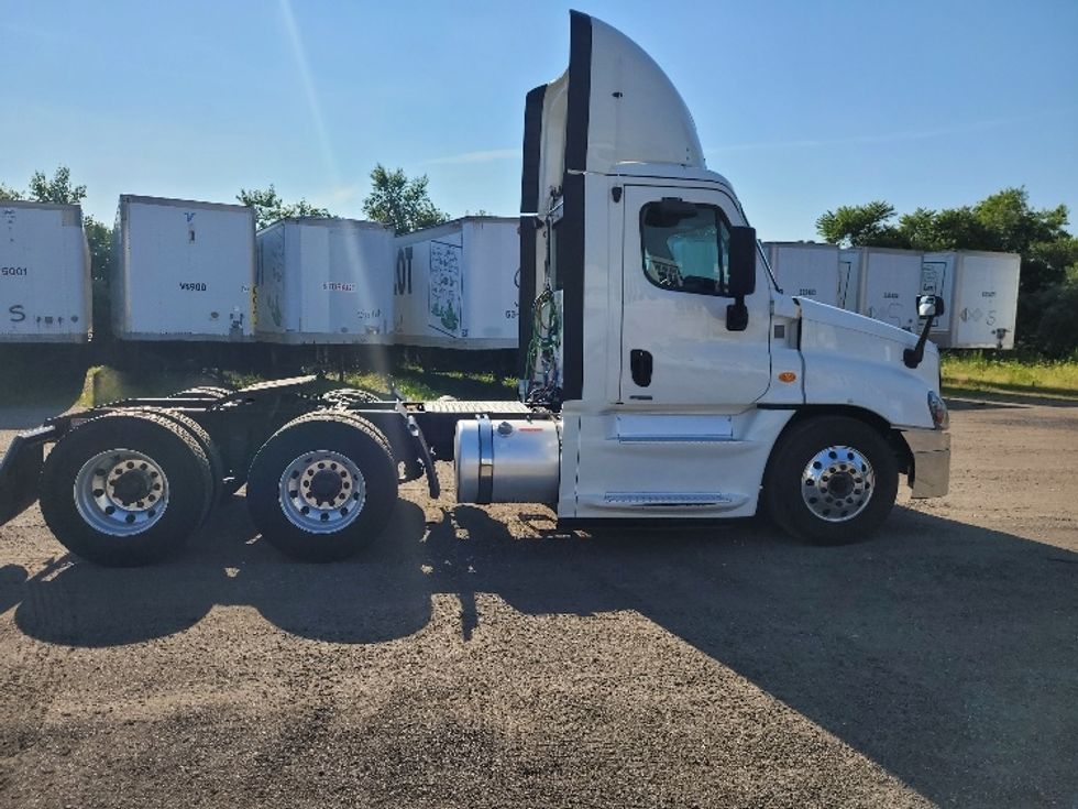 Day Cab Tractor-Heavy Duty Tractors-Freightliner-2019-Cascadia 12564ST-Fitchburg-MA-580,776\n\t\tmiles-$ 33,250 - Image 8