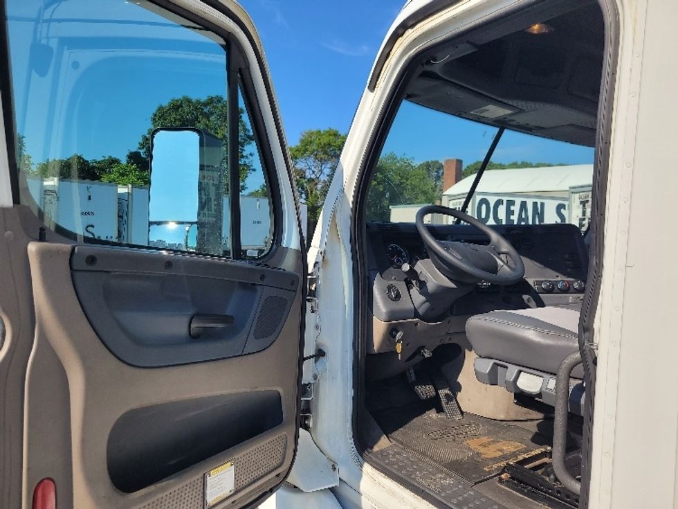 Day Cab Tractor-Heavy Duty Tractors-Freightliner-2019-Cascadia 12564ST-Fitchburg-MA-580,776\n\t\tmiles-$ 33,250 - Image 9