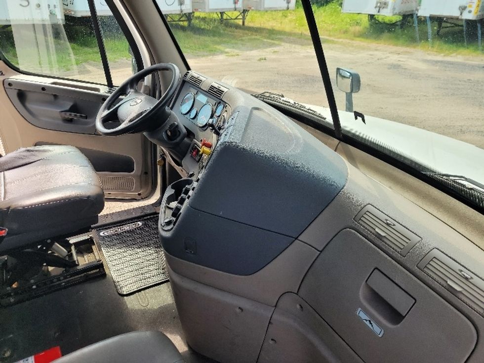 Day Cab Tractor-Heavy Duty Tractors-Freightliner-2019-Cascadia 12564ST-Fitchburg-MA-606,189\n\t\tmiles-$ 31,250 - Image 13