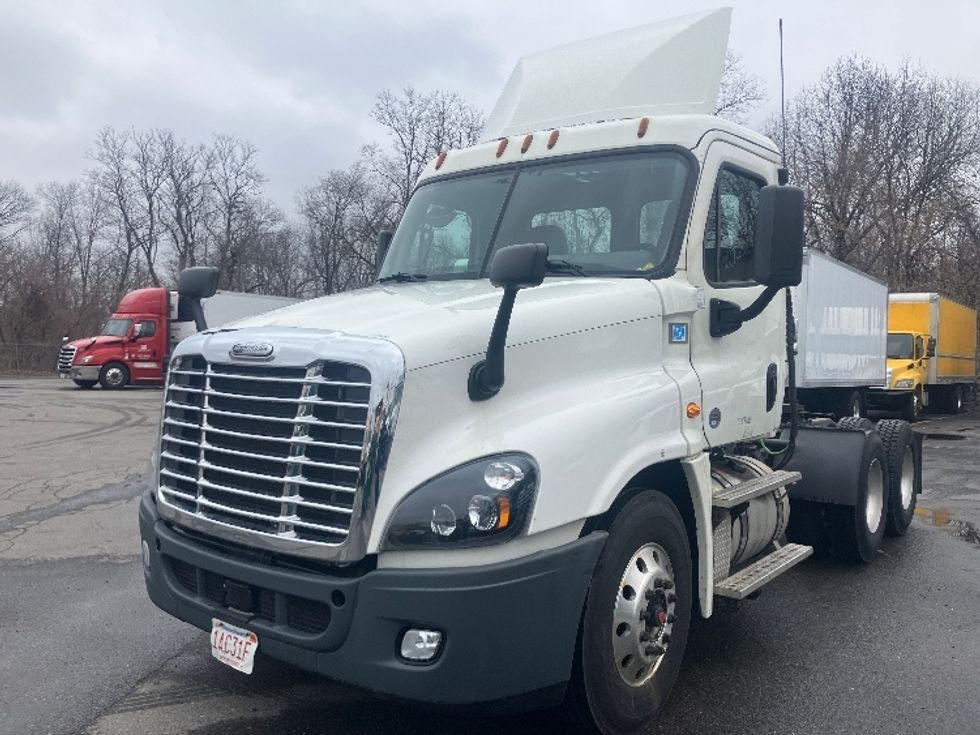 Day Cab Tractor-Heavy Duty Tractors-Freightliner-2019-Cascadia 12564ST-Fitchburg-MA-657,506\n\t\tmiles-$ 25,750 - Image 1
