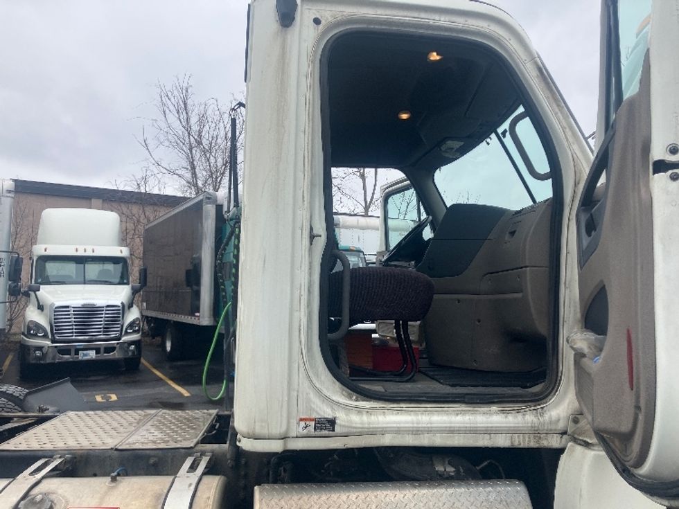 Day Cab Tractor-Heavy Duty Tractors-Freightliner-2019-Cascadia 12564ST-Fitchburg-MA-657,506\n\t\tmiles-$ 25,750 - Image 12