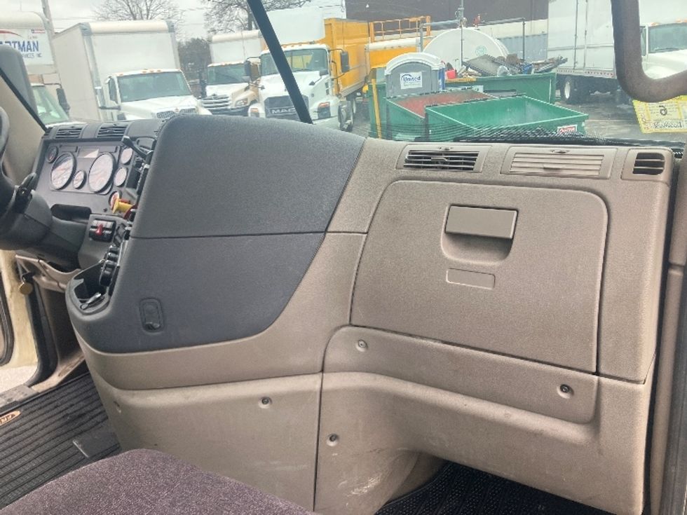 Day Cab Tractor-Heavy Duty Tractors-Freightliner-2019-Cascadia 12564ST-Fitchburg-MA-657,506\n\t\tmiles-$ 25,750 - Image 13