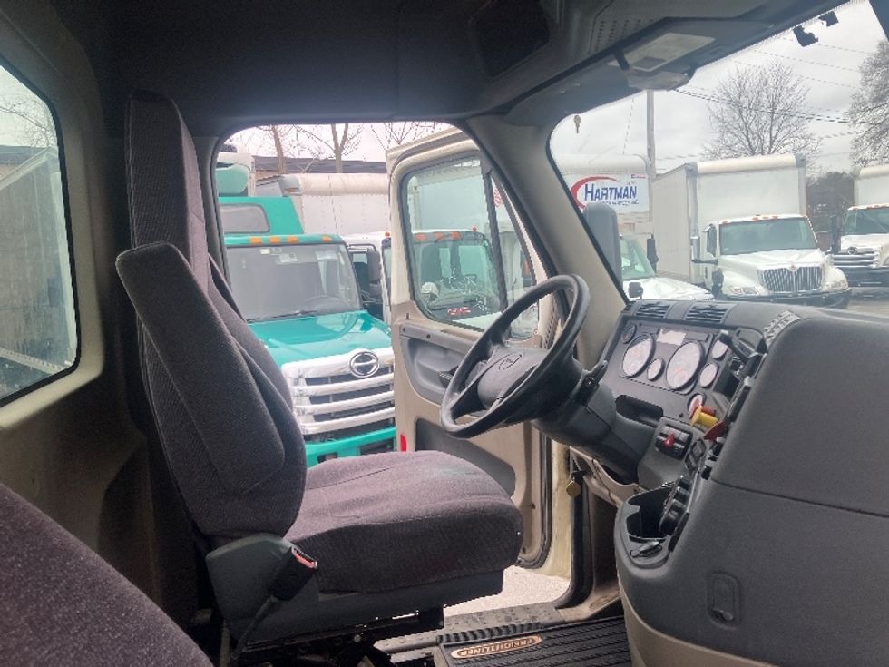 Day Cab Tractor-Heavy Duty Tractors-Freightliner-2019-Cascadia 12564ST-Fitchburg-MA-657,506\n\t\tmiles-$ 25,750 - Image 14