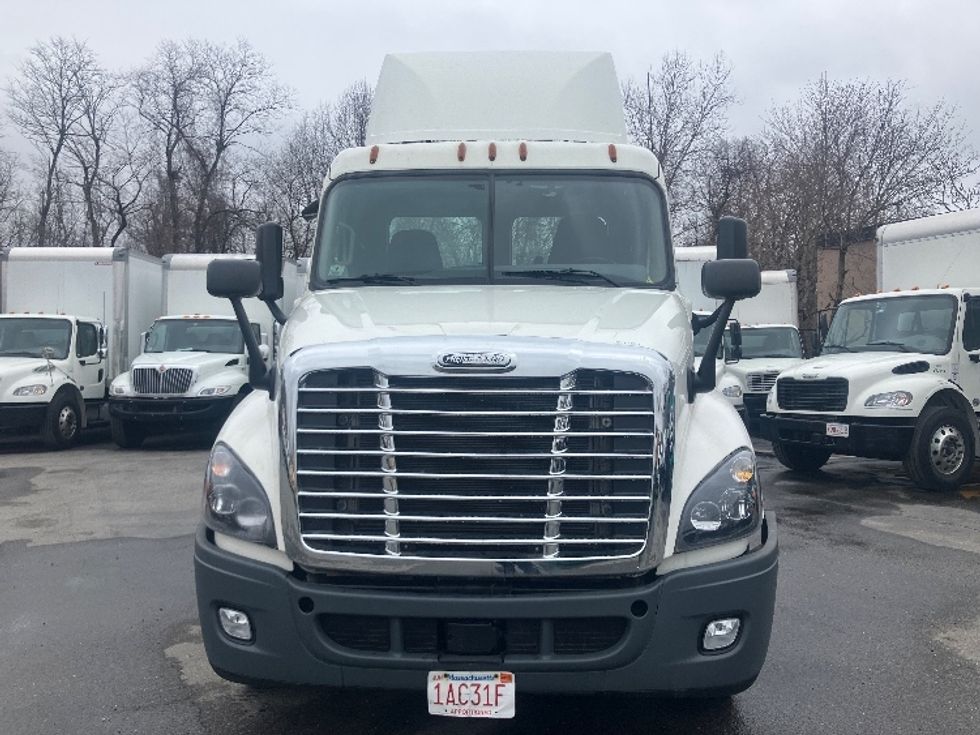 Day Cab Tractor-Heavy Duty Tractors-Freightliner-2019-Cascadia 12564ST-Fitchburg-MA-657,506\n\t\tmiles-$ 25,750 - Image 2