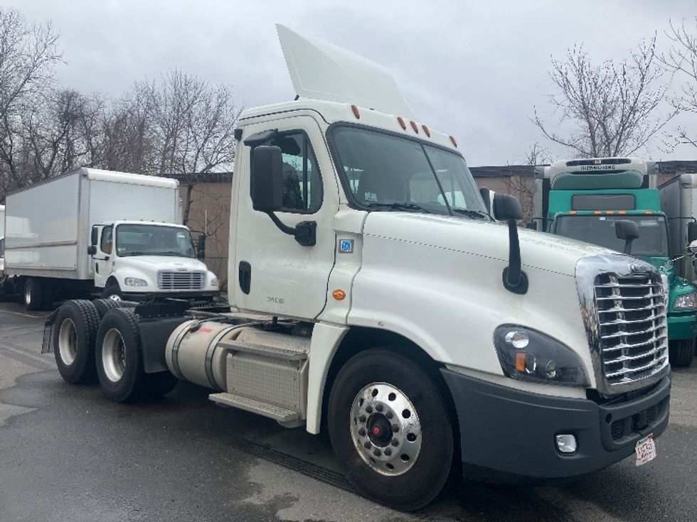 Day Cab Tractor-Heavy Duty Tractors-Freightliner-2019-Cascadia 12564ST-Fitchburg-MA-657,506\n\t\tmiles-$ 25,750 - Image 3