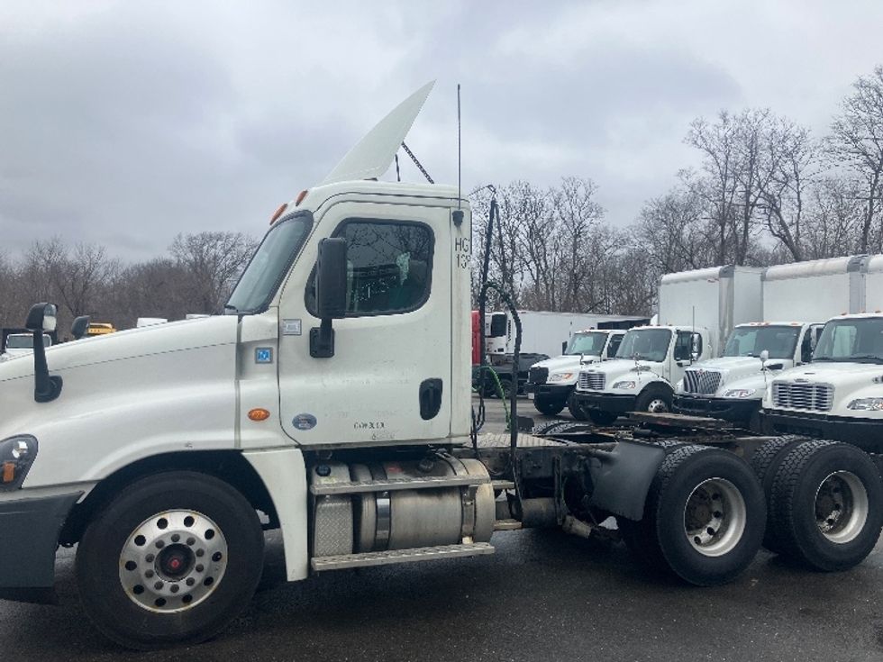 Day Cab Tractor-Heavy Duty Tractors-Freightliner-2019-Cascadia 12564ST-Fitchburg-MA-657,506\n\t\tmiles-$ 25,750 - Image 4