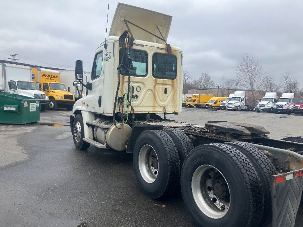 Day Cab Tractor-Heavy Duty Tractors-Freightliner-2019-Cascadia 12564ST-Fitchburg-MA-657,506\n\t\tmiles-$ 25,750 - Image 5