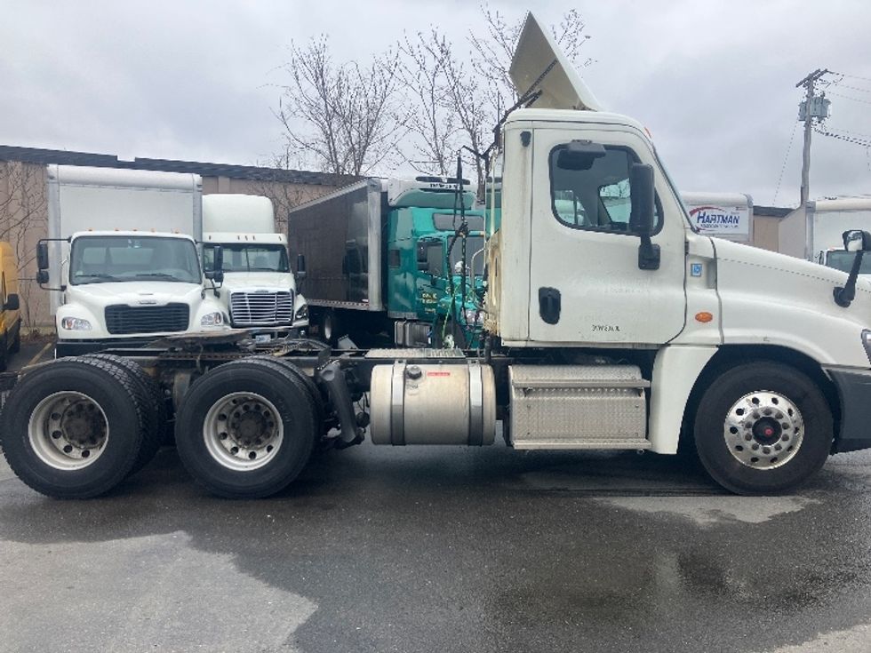 Day Cab Tractor-Heavy Duty Tractors-Freightliner-2019-Cascadia 12564ST-Fitchburg-MA-657,506\n\t\tmiles-$ 25,750 - Image 8