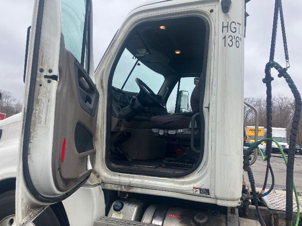 Day Cab Tractor-Heavy Duty Tractors-Freightliner-2019-Cascadia 12564ST-Fitchburg-MA-657,506\n\t\tmiles-$ 25,750 - Image 9
