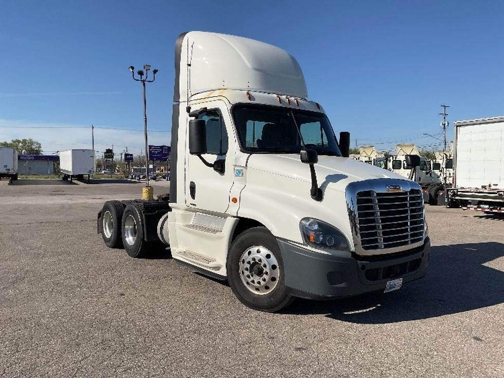 Day Cab Tractor-Heavy Duty Tractors-Freightliner-2019-Cascadia 12564ST-Flint-MI-539,985\n\t\tmiles-$ 32,500 - Image 1