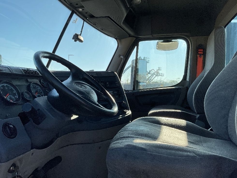 Day Cab Tractor-Heavy Duty Tractors-Freightliner-2019-Cascadia 12564ST-Flint-MI-539,985\n\t\tmiles-$ 32,500 - Image 10