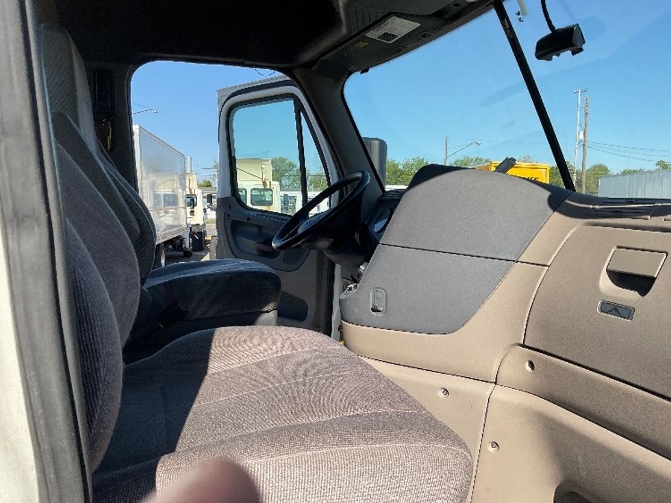 Day Cab Tractor-Heavy Duty Tractors-Freightliner-2019-Cascadia 12564ST-Flint-MI-539,985\n\t\tmiles-$ 32,500 - Image 14