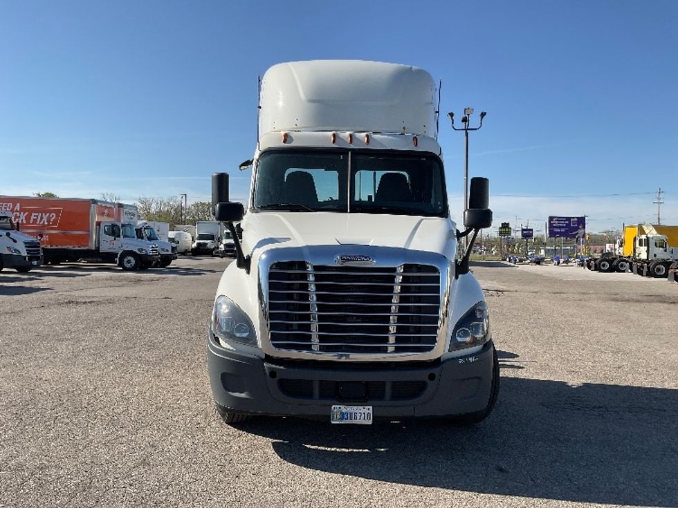 Day Cab Tractor-Heavy Duty Tractors-Freightliner-2019-Cascadia 12564ST-Flint-MI-539,985\n\t\tmiles-$ 32,500 - Image 2