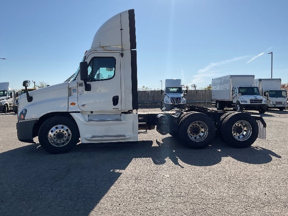 Day Cab Tractor-Heavy Duty Tractors-Freightliner-2019-Cascadia 12564ST-Flint-MI-539,985\n\t\tmiles-$ 32,500 - Image 4