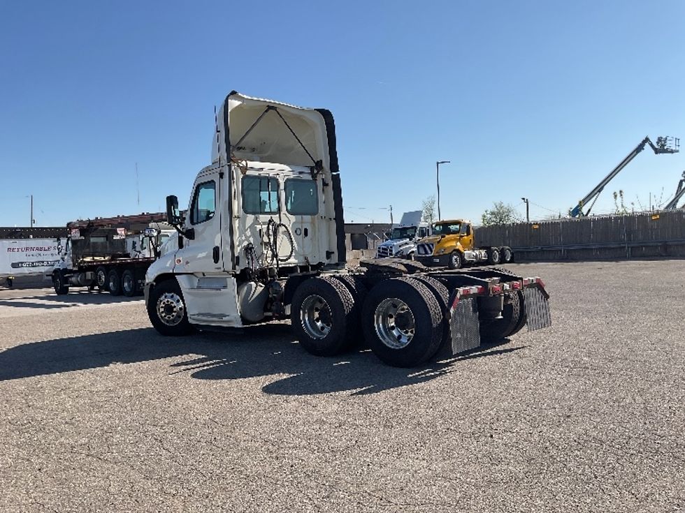 Day Cab Tractor-Heavy Duty Tractors-Freightliner-2019-Cascadia 12564ST-Flint-MI-539,985\n\t\tmiles-$ 32,500 - Image 5