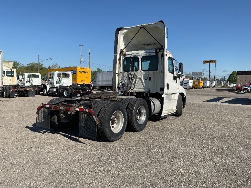 Day Cab Tractor-Heavy Duty Tractors-Freightliner-2019-Cascadia 12564ST-Flint-MI-539,985\n\t\tmiles-$ 32,500 - Image 7