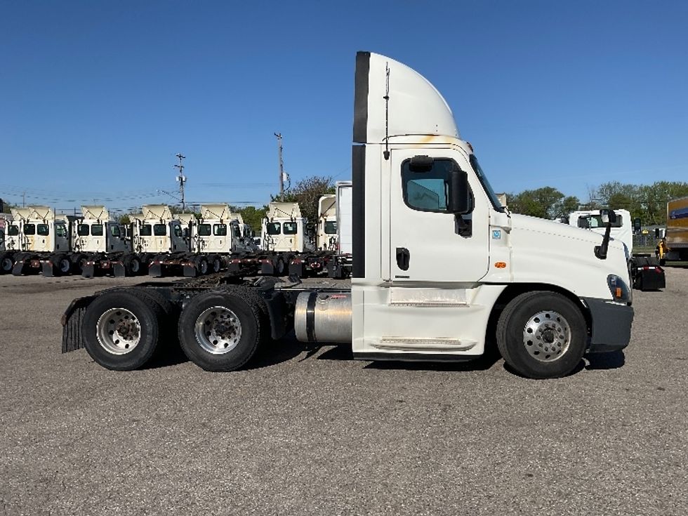 Day Cab Tractor-Heavy Duty Tractors-Freightliner-2019-Cascadia 12564ST-Flint-MI-539,985\n\t\tmiles-$ 32,500 - Image 8
