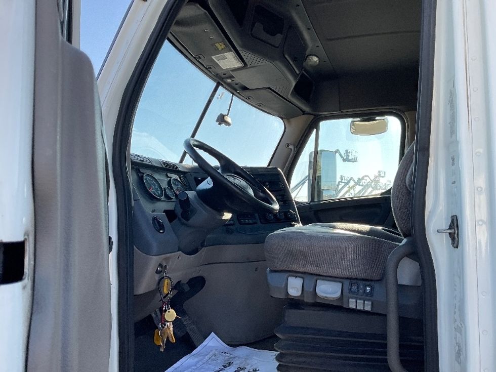 Day Cab Tractor-Heavy Duty Tractors-Freightliner-2019-Cascadia 12564ST-Flint-MI-539,985\n\t\tmiles-$ 32,500 - Image 9