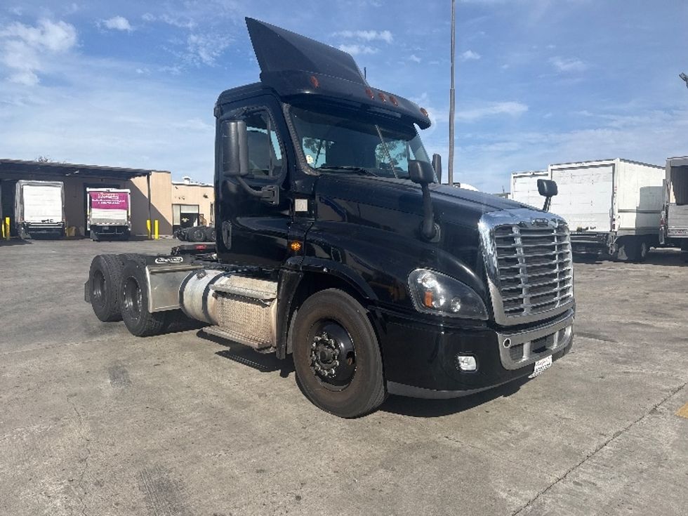 Day Cab Tractor-Heavy Duty Tractors-Freightliner-2019-Cascadia 12564ST-Fontana-CA-222,639\n\t\tmiles-$ 46,250 - Image 1