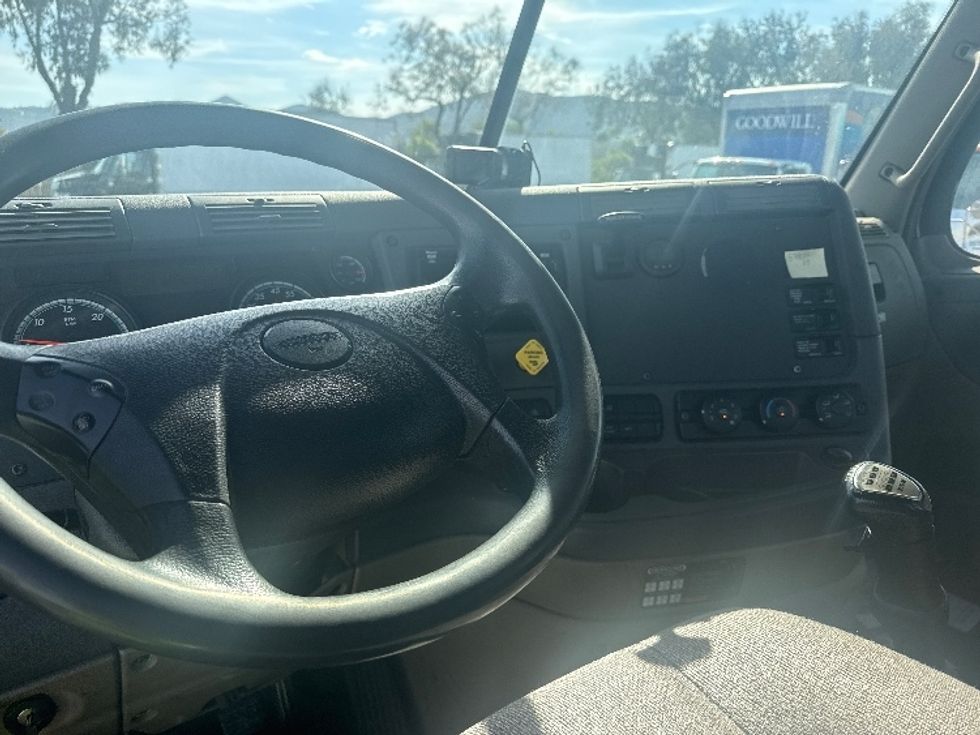 Day Cab Tractor-Heavy Duty Tractors-Freightliner-2019-Cascadia 12564ST-Fontana-CA-222,639\n\t\tmiles-$ 46,250 - Image 11