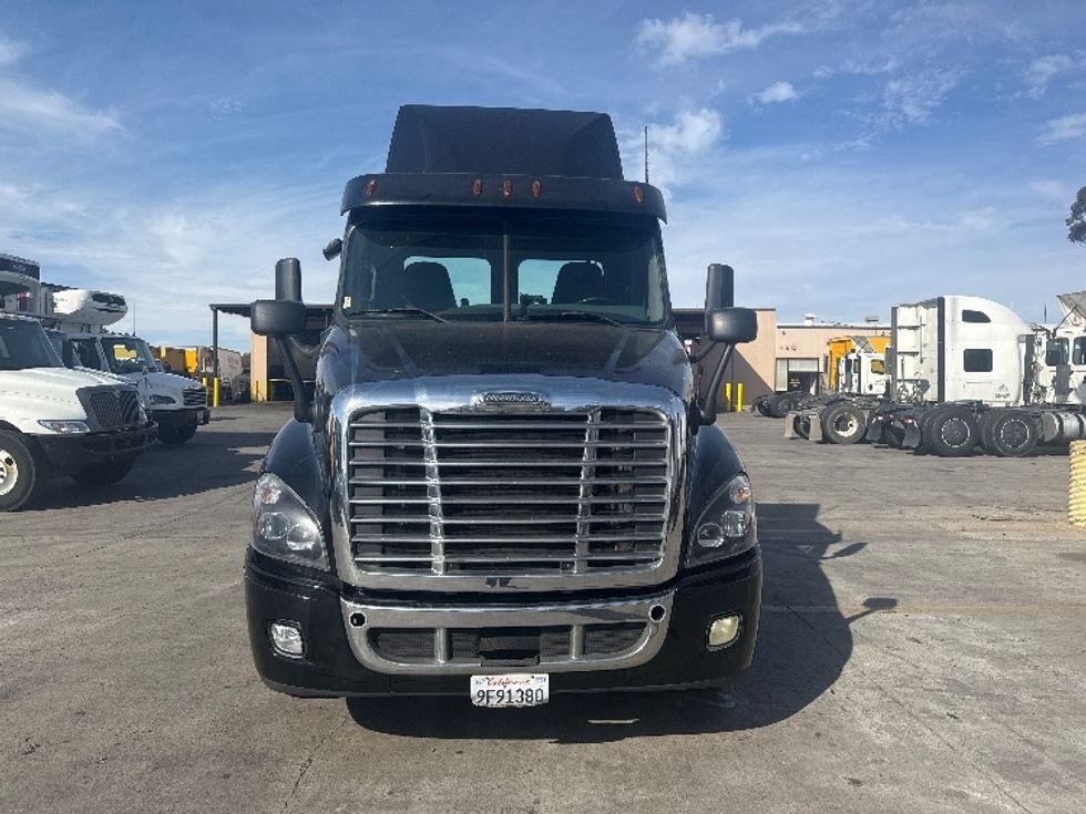 Day Cab Tractor-Heavy Duty Tractors-Freightliner-2019-Cascadia 12564ST-Fontana-CA-222,639\n\t\tmiles-$ 46,250 - Image 2