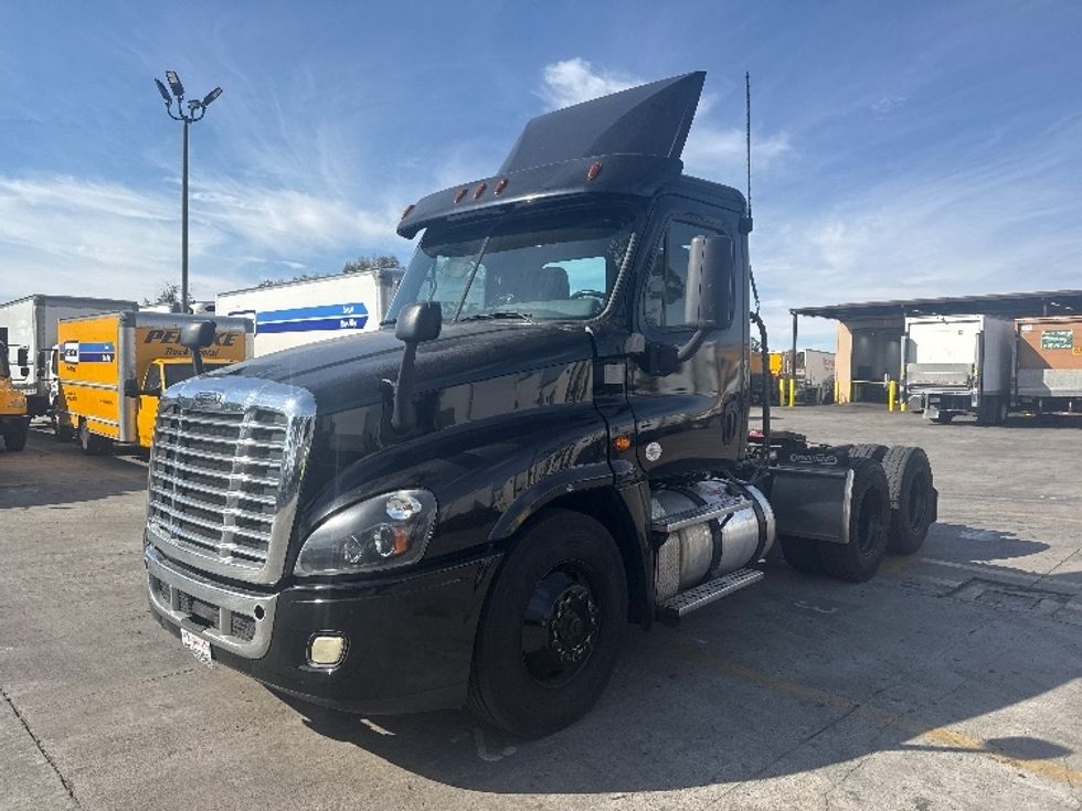 Day Cab Tractor-Heavy Duty Tractors-Freightliner-2019-Cascadia 12564ST-Fontana-CA-222,639\n\t\tmiles-$ 46,250 - Image 3