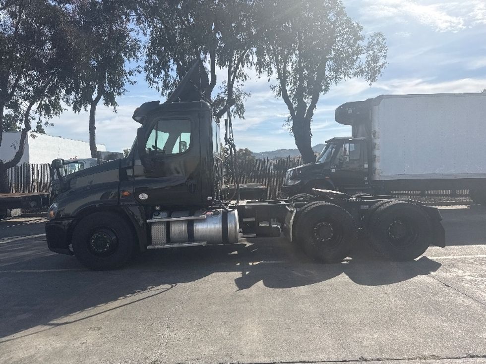 Day Cab Tractor-Heavy Duty Tractors-Freightliner-2019-Cascadia 12564ST-Fontana-CA-222,639\n\t\tmiles-$ 46,250 - Image 4