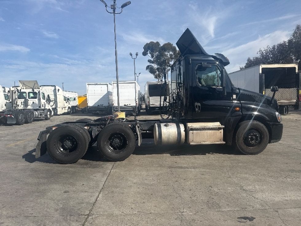 Day Cab Tractor-Heavy Duty Tractors-Freightliner-2019-Cascadia 12564ST-Fontana-CA-222,639\n\t\tmiles-$ 46,250 - Image 8