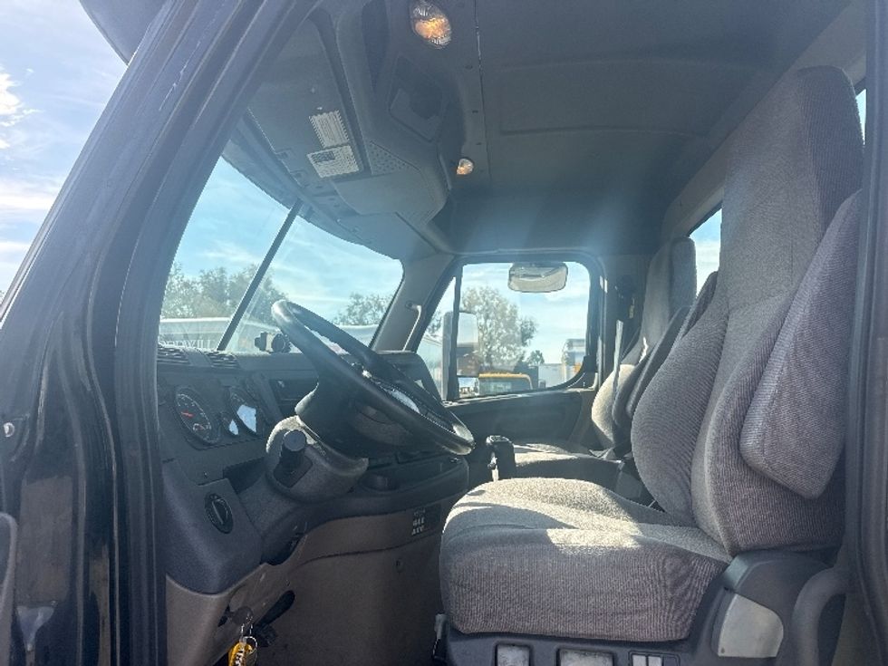 Day Cab Tractor-Heavy Duty Tractors-Freightliner-2019-Cascadia 12564ST-Fontana-CA-222,639\n\t\tmiles-$ 46,250 - Image 9