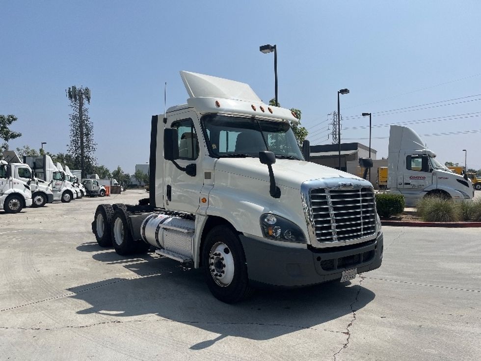 Day Cab Tractor-Heavy Duty Tractors-Freightliner-2019-Cascadia 12564ST-Fontana-CA-329,694\n\t\tmiles-$ 47,250 - Image 1