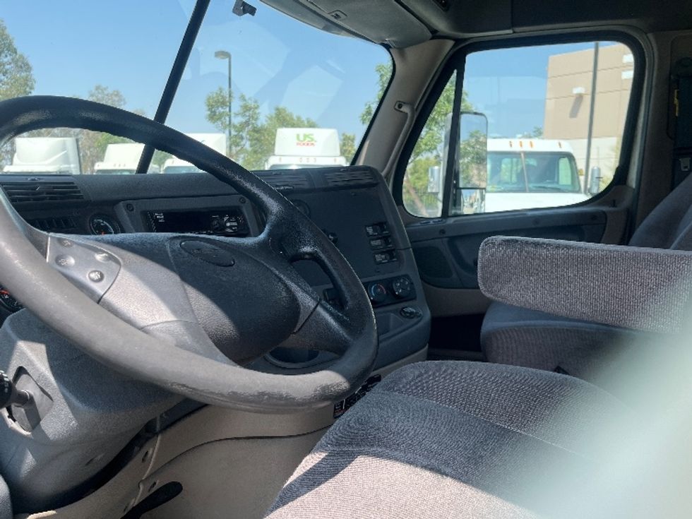 Day Cab Tractor-Heavy Duty Tractors-Freightliner-2019-Cascadia 12564ST-Fontana-CA-329,694\n\t\tmiles-$ 47,250 - Image 10