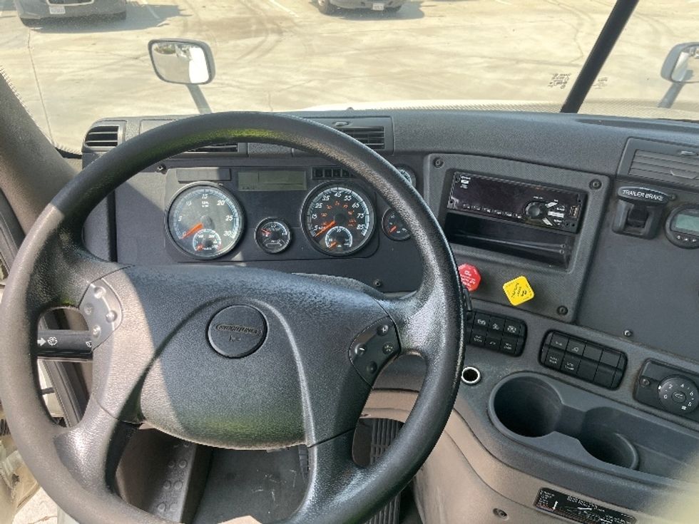 Day Cab Tractor-Heavy Duty Tractors-Freightliner-2019-Cascadia 12564ST-Fontana-CA-329,694\n\t\tmiles-$ 47,250 - Image 11