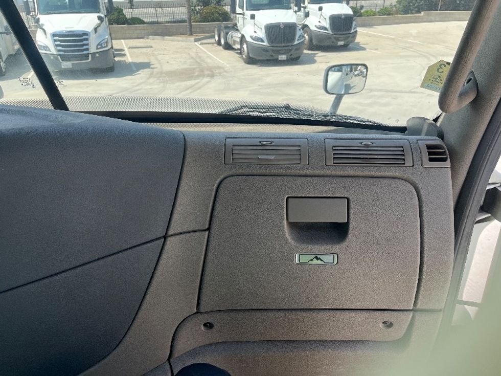 Day Cab Tractor-Heavy Duty Tractors-Freightliner-2019-Cascadia 12564ST-Fontana-CA-329,694\n\t\tmiles-$ 47,250 - Image 13