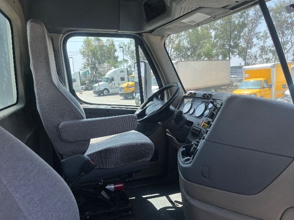 Day Cab Tractor-Heavy Duty Tractors-Freightliner-2019-Cascadia 12564ST-Fontana-CA-329,694\n\t\tmiles-$ 47,250 - Image 14