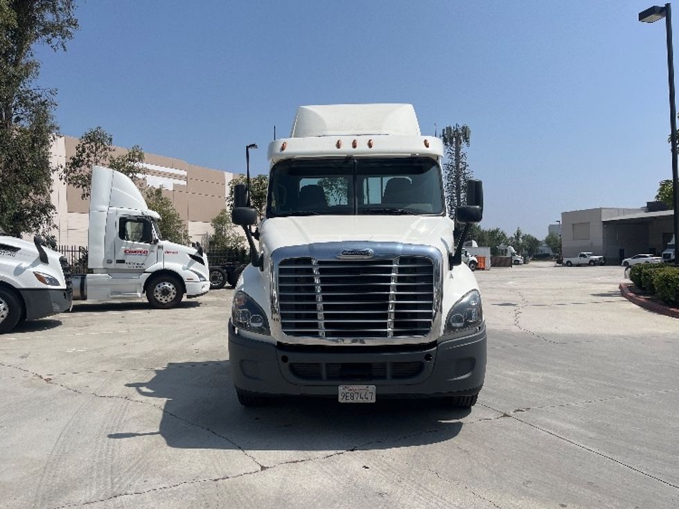 Day Cab Tractor-Heavy Duty Tractors-Freightliner-2019-Cascadia 12564ST-Fontana-CA-329,694\n\t\tmiles-$ 47,250 - Image 2