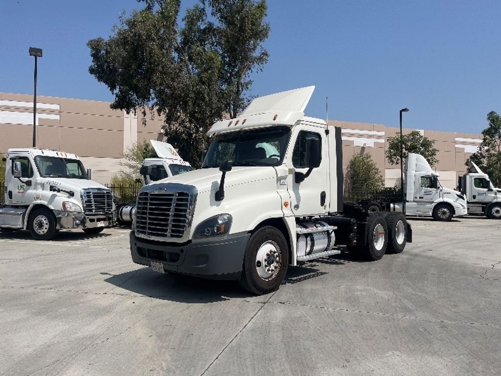 Day Cab Tractor-Heavy Duty Tractors-Freightliner-2019-Cascadia 12564ST-Fontana-CA-329,694\n\t\tmiles-$ 47,250 - Image 3