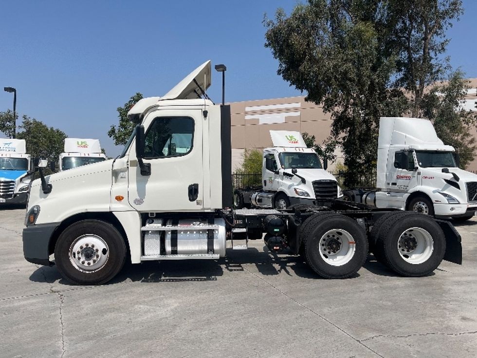 Day Cab Tractor-Heavy Duty Tractors-Freightliner-2019-Cascadia 12564ST-Fontana-CA-329,694\n\t\tmiles-$ 47,250 - Image 4